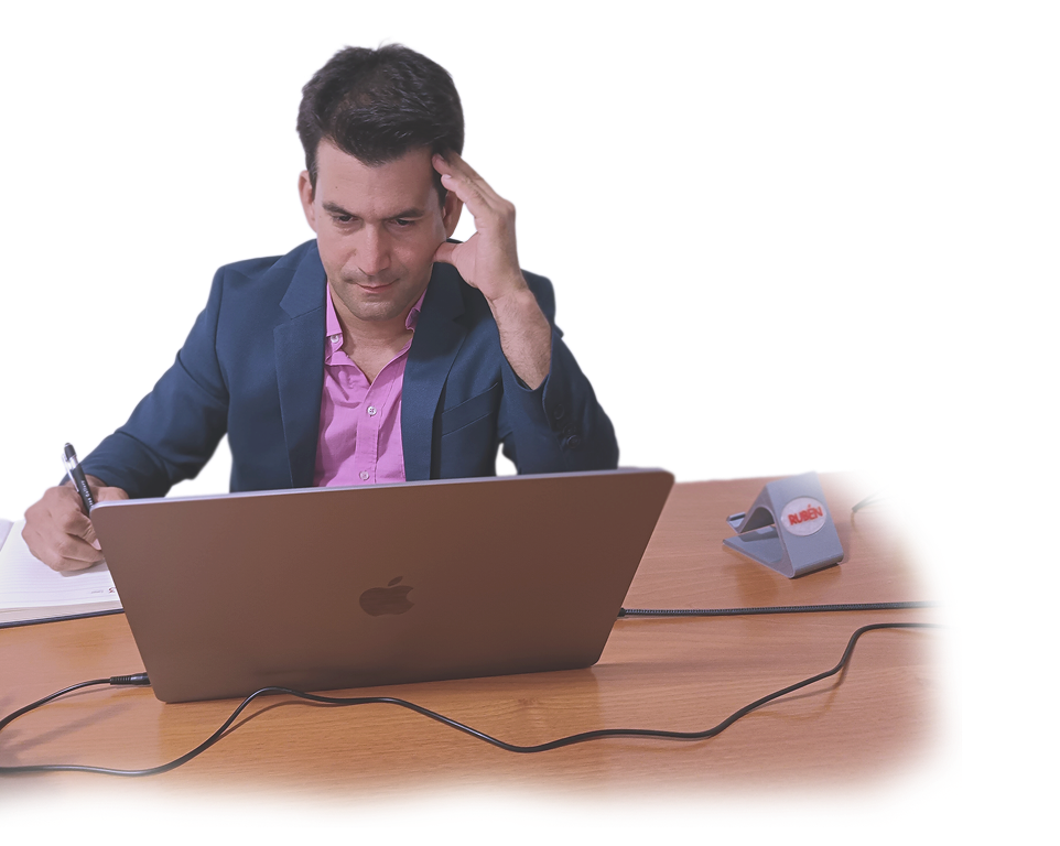 Rubén Matos diseñando estrategias sobre la mesa